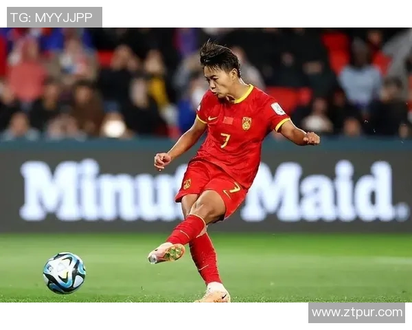 体型偏瘦却实力非凡的女足球星如何在竞技场上突破自我实现辉煌